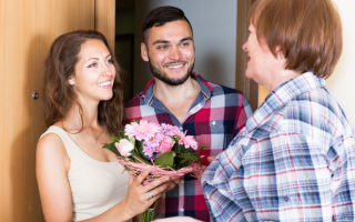 10 Gifts For Meeting Boyfriend's Parents For The First Time That Will Make a Good First Impression