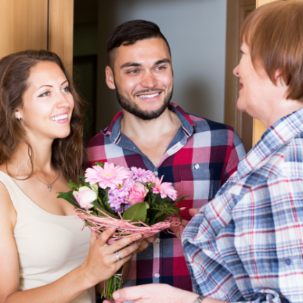 10 Gifts For Meeting Boyfriend's Parents For The First Time That Will Make a Good First Impression