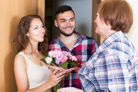 10 Gifts For Meeting Boyfriend's Parents For The First Time That Will Make a Good First Impression