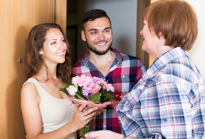 10 Gifts For Meeting Boyfriend's Parents For The First Time That Will Make a Good First Impression