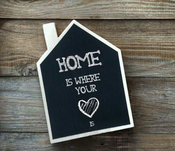 10 Nice Housewarming Gifts To Bring To Someone's House