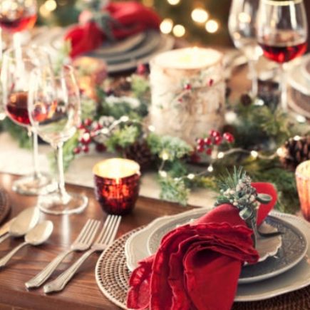 Tis the Season to Dine in Style: A Step-by-Step Guide On How to Set a Stunning Christmas Table