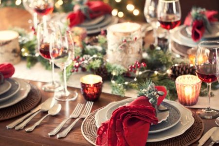 Tis the Season to Dine in Style: A Step-by-Step Guide On How to Set a Stunning Christmas Table