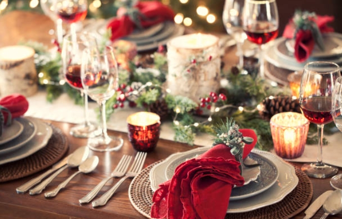 Tis the Season to Dine in Style: A Step-by-Step Guide On How to Set a Stunning Christmas Table