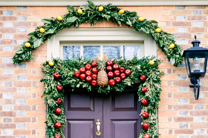 How To Decorate A Door For Christmas (+15 DIY Christmas Door Decoration Ideas)