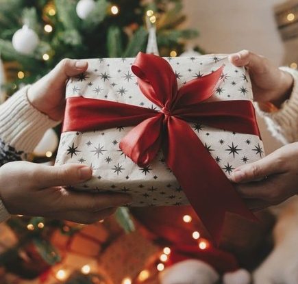 16 Exciting Gifts To Bring To Girlfriend's Parents' House For Christmas