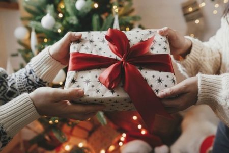 16 Exciting Gifts To Bring To Girlfriend's Parents' House For Christmas