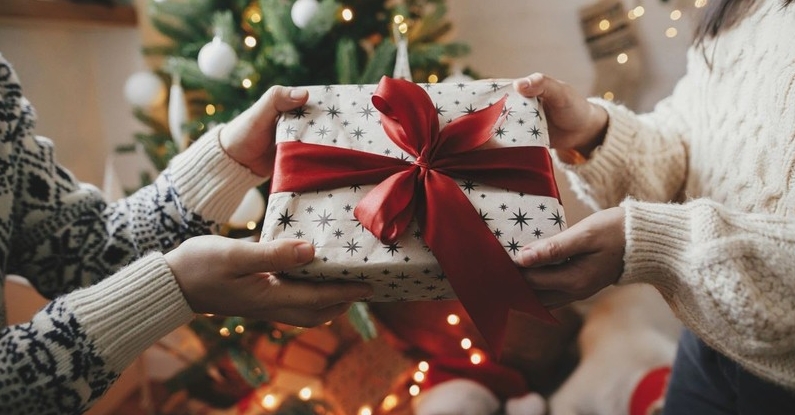 16 Exciting Gifts To Bring To Girlfriend's Parents' House For Christmas